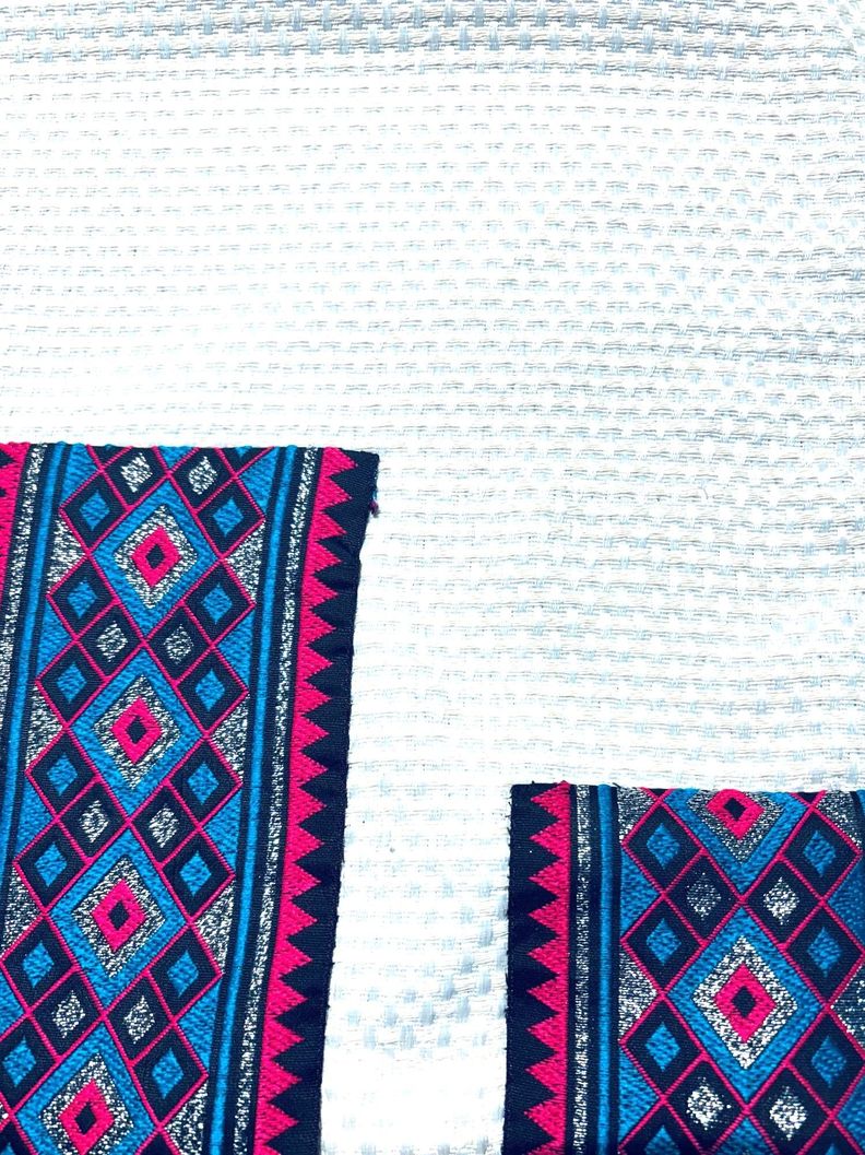 CAMINO DE MESA CON APLICACIÓN DE PASAMANERÍA EN TONOS FUCSIA Y TURQUESA-1