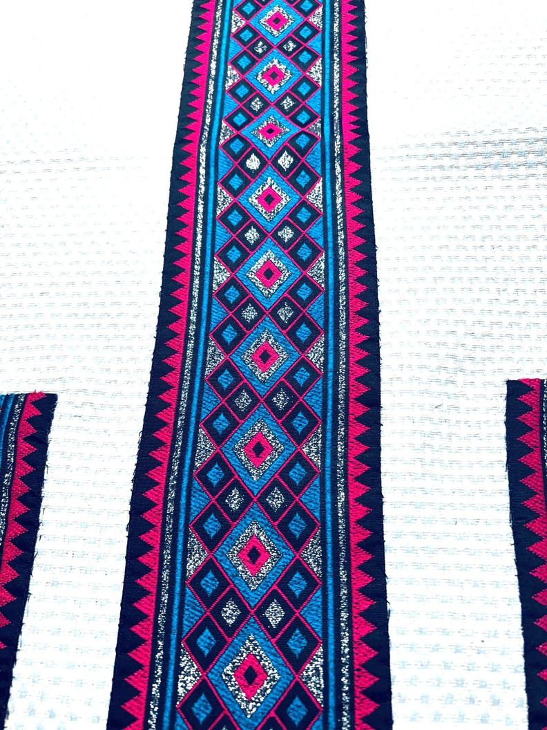 CAMINO DE MESA CON APLICACIÓN DE PASAMANERÍA EN TONOS FUCSIA Y TURQUESA-2