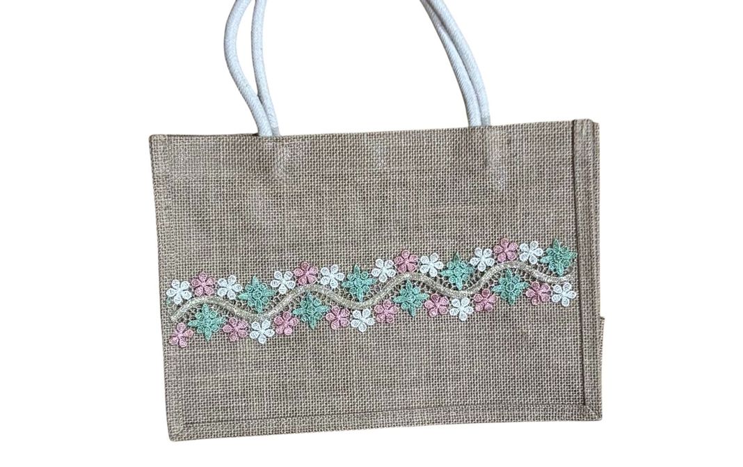 CARTERA TELA BEIGE BORDADA A MANO DISENO EXCLUSIVO