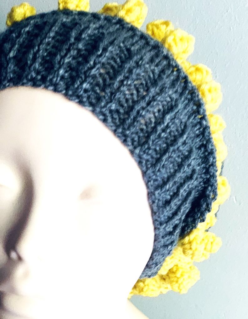Gorro de lana gris y amarillo, hecho a mano diseño exclusivo-1