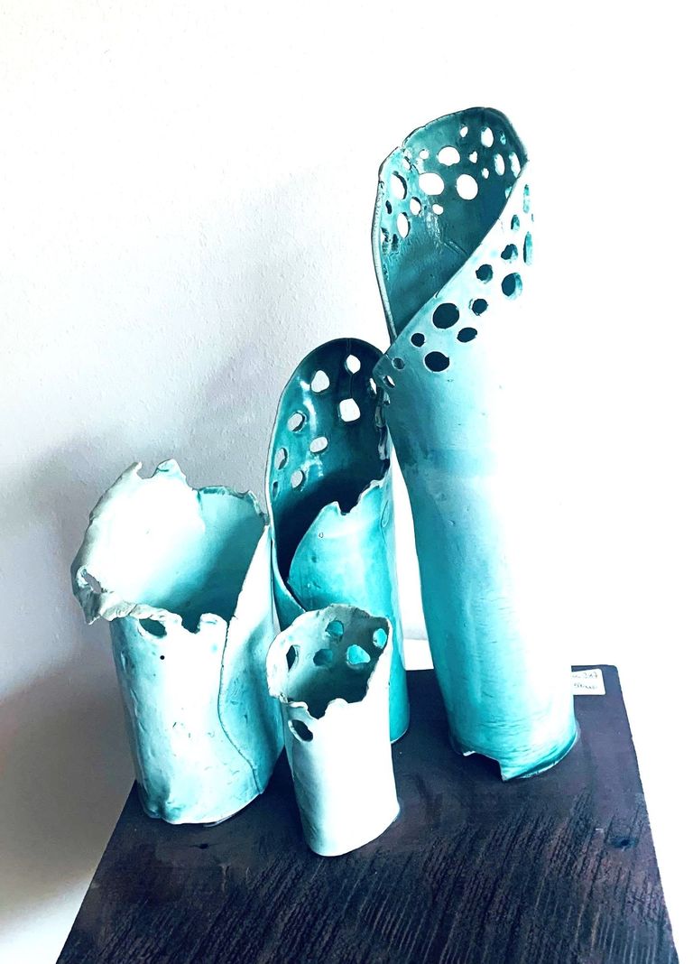 escultura de base madera y piezas de porcelana, hecha a mano diseno exclusivo