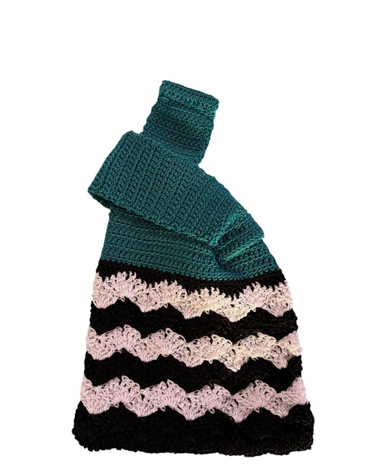 cartera tejida a crochet tonos petroleo, blanco y negro Diseno exclusivo