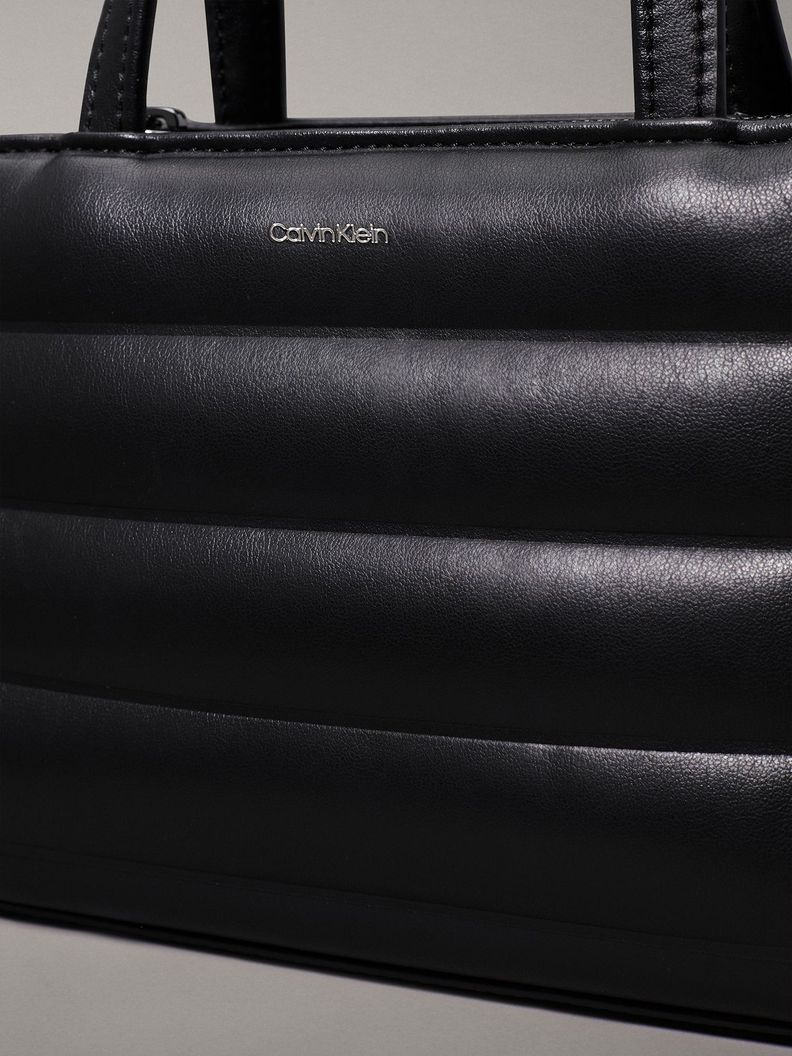 Cartera Mini Tote Line Quilt Negro Calvin Klein-2