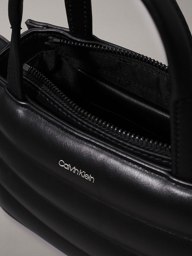 Cartera Mini Tote Line Quilt Negro Calvin Klein-3