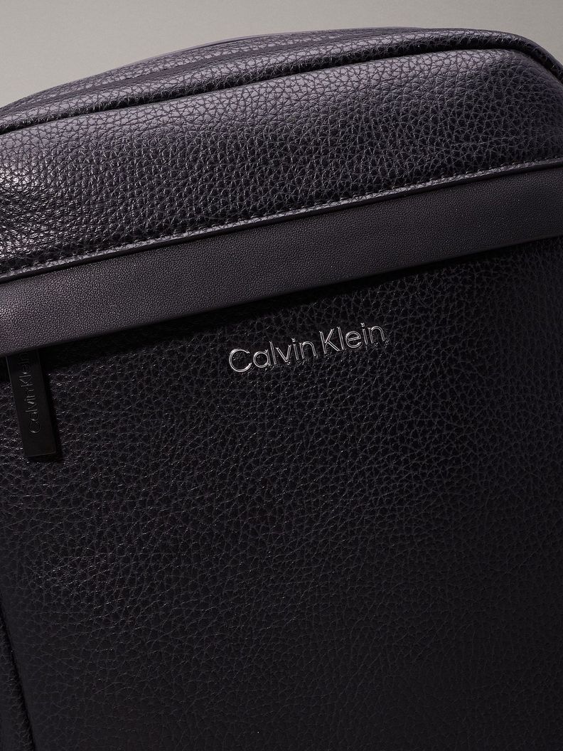 Bolso Reporter Must Negro Calvin Klein-3
