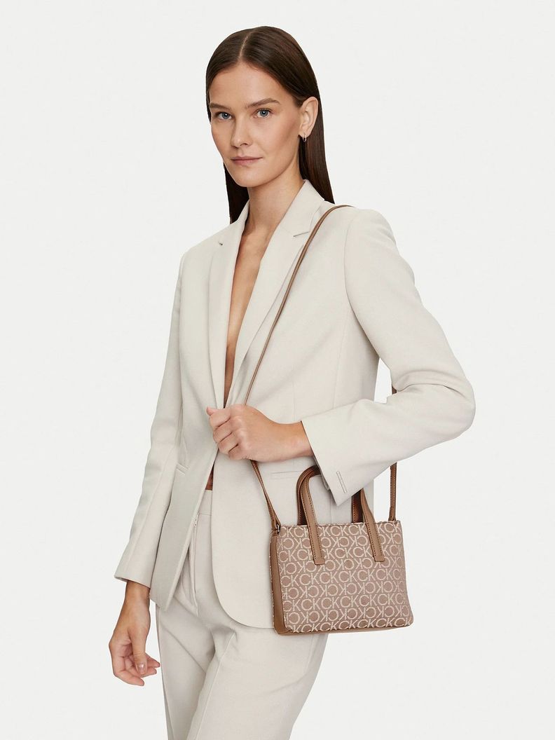 Cartera Mini Tote CK Must Beige Calvin Klein-5