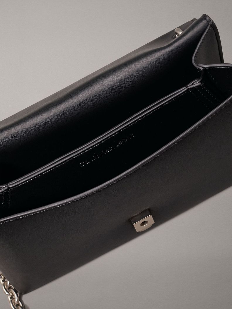Cartera Sculpted Negro Calvin Klein-2