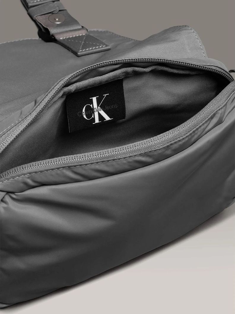 Bolso Crossbody Over Webbing Gris Calvin Klein-2