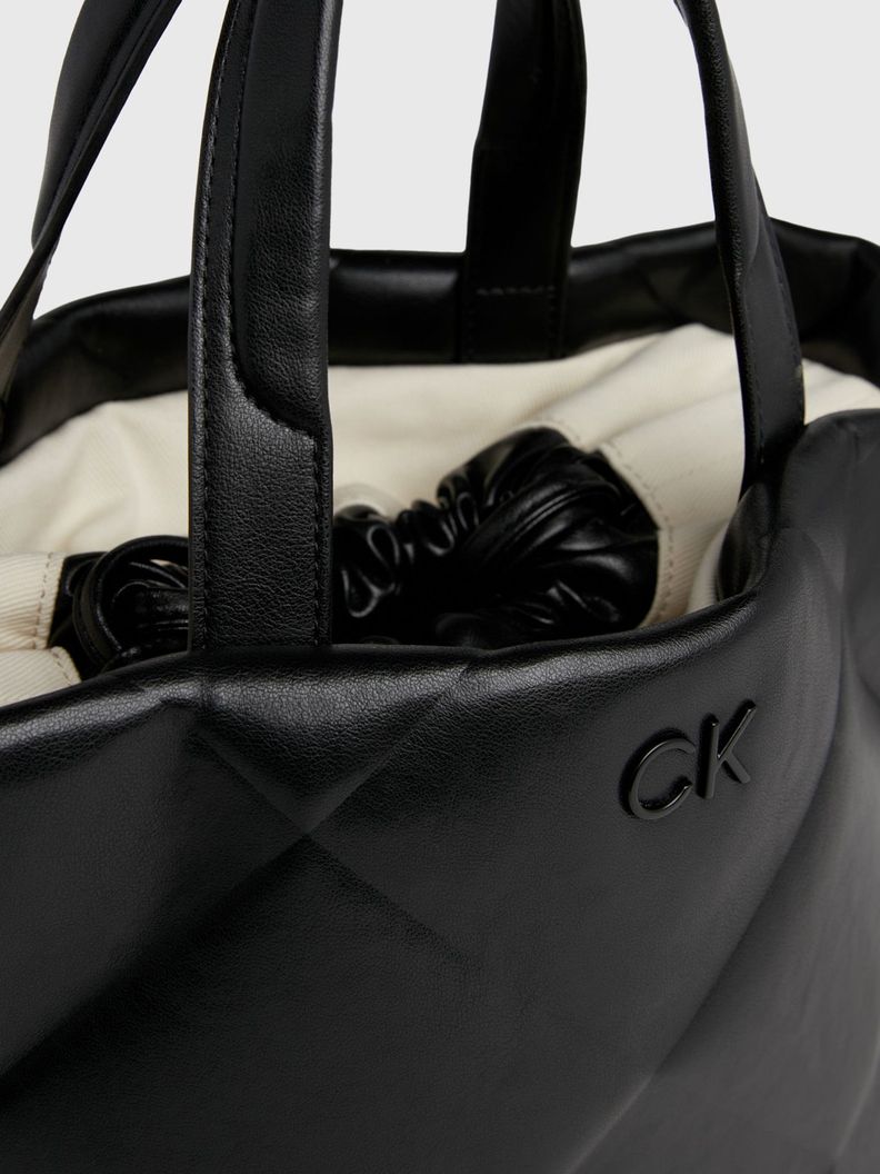 Cartera Shopper Quilt Negro Calvin Klein-2