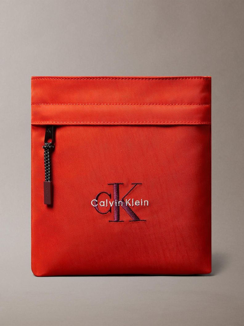 Bolso Plano de Nailon con Monograma Rojo Calvin Klein