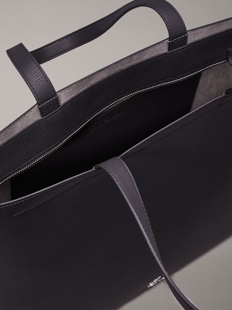 Cartera Tote Minimal Monogram Negro Calvin Klein-2