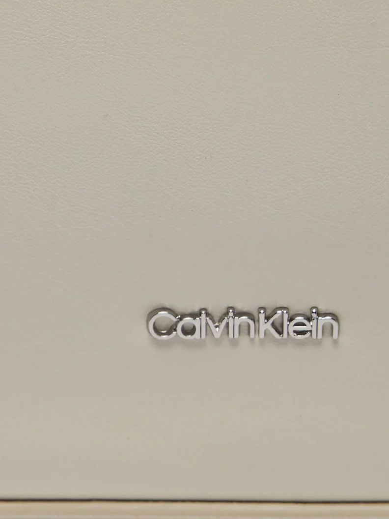 Cartera Mini Tote Quilt Beige Calvin Klein-3