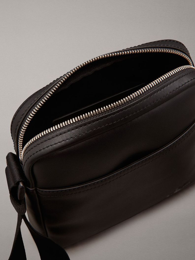Bolso Reporter Monogram Soft 18 Negro Calvin Klein-2