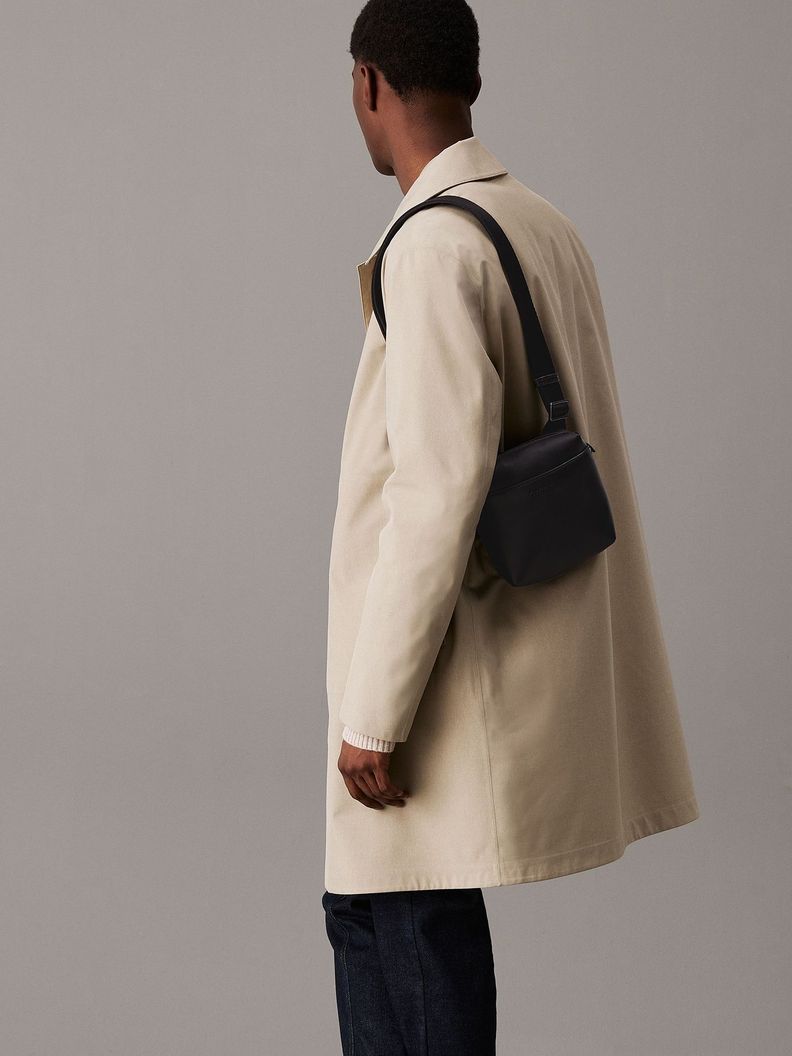 Bolso Reporter Essential Cube Negro Calvin Klein-1
