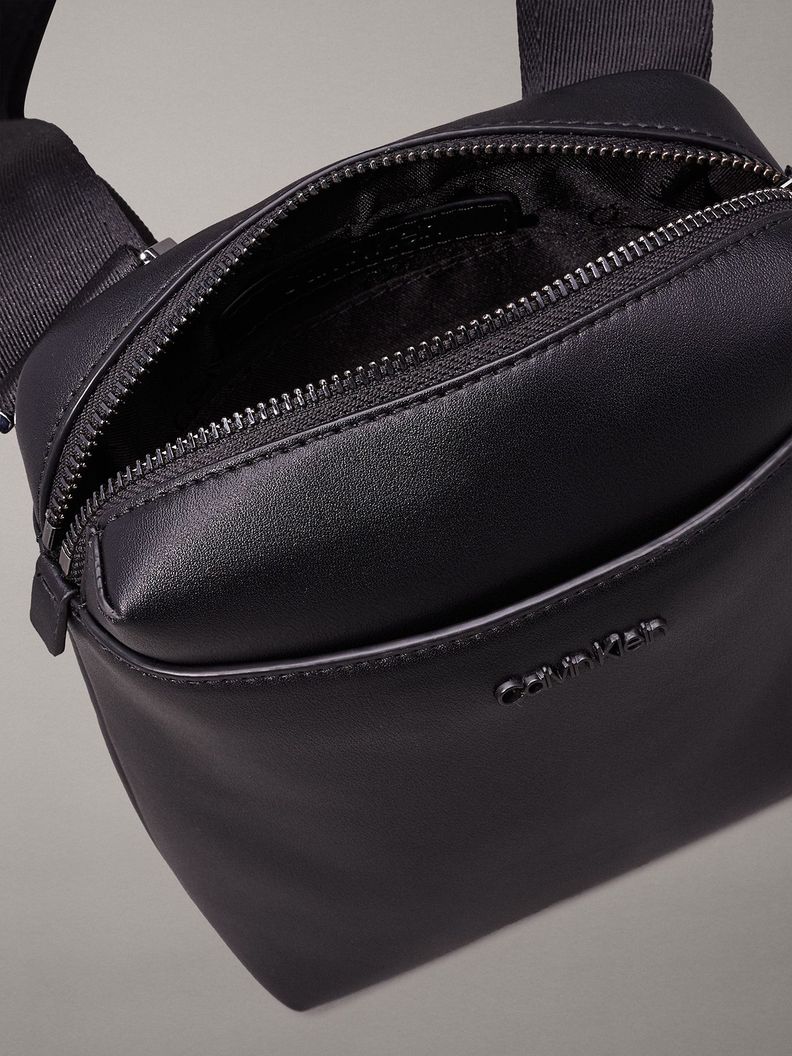 Bolso Reporter Essential Cube Negro Calvin Klein-2