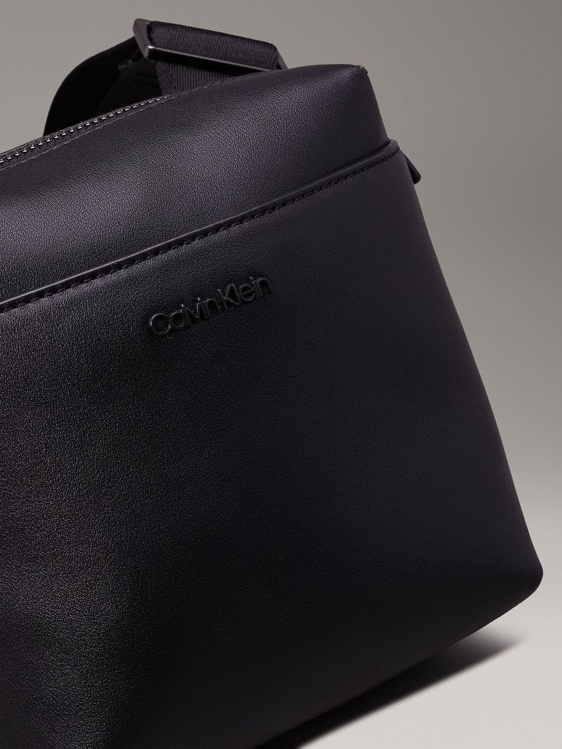 Bolso Reporter Essential Cube Negro Calvin Klein-3
