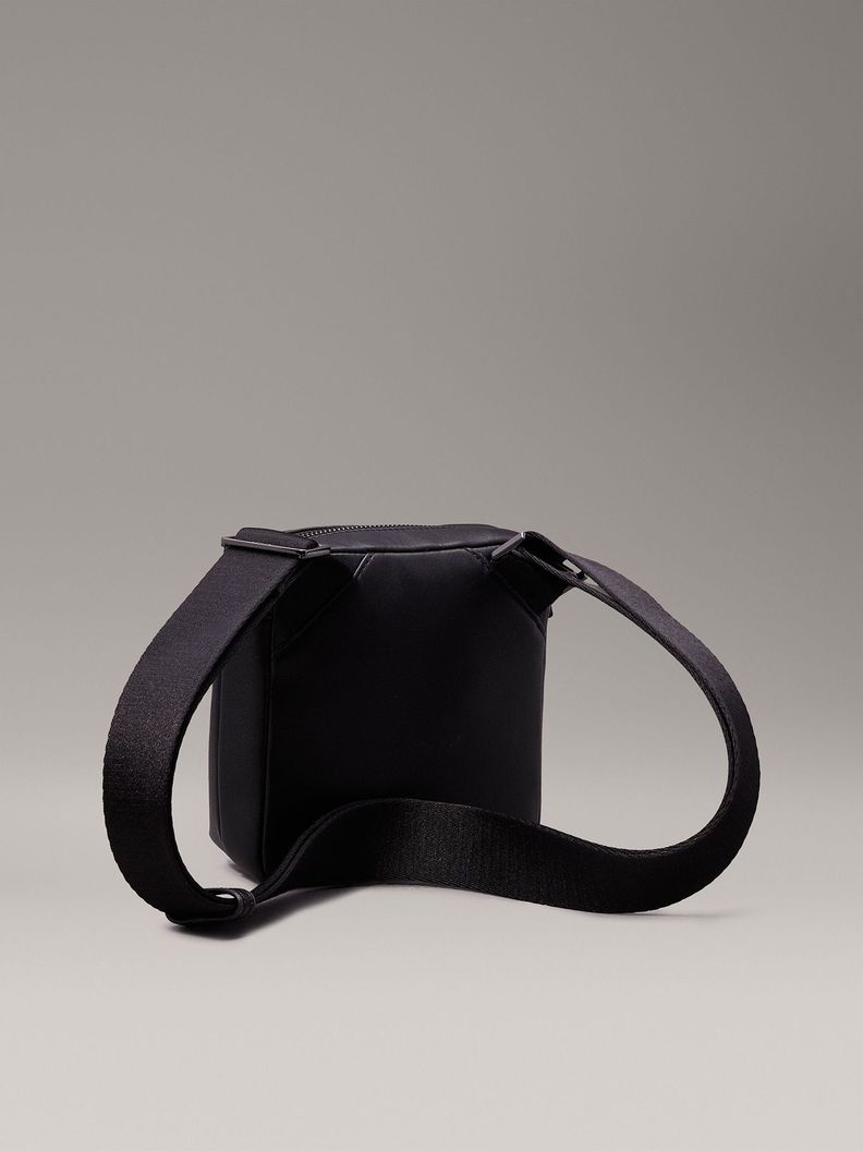 Bolso Reporter Essential Cube Negro Calvin Klein-4