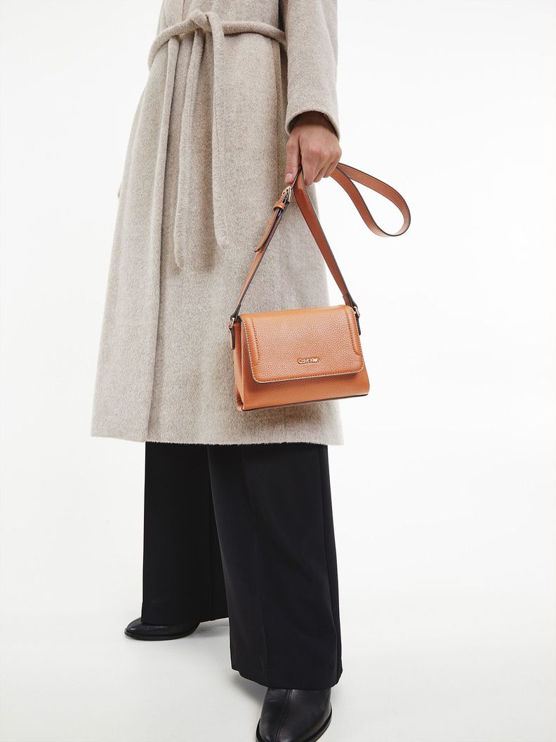 Cartera Ck Elevated Crossbody Café Calvin Klein-3