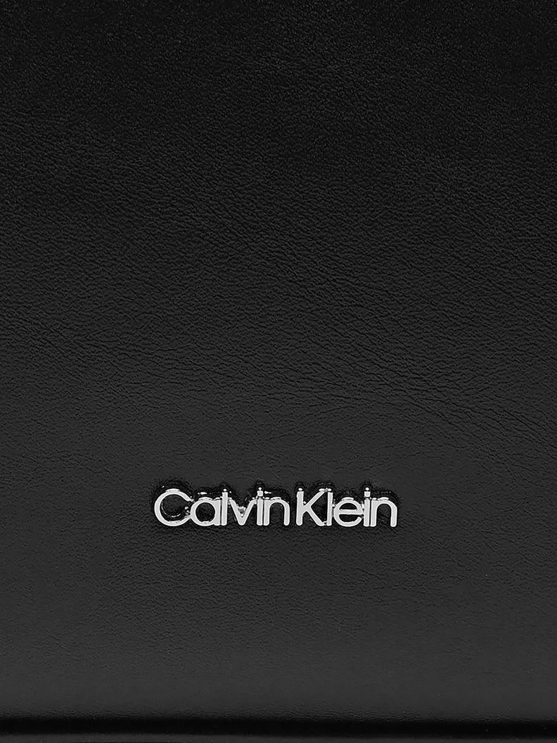 Cartera Mini Tote Quilt Negro Calvin Klein-3