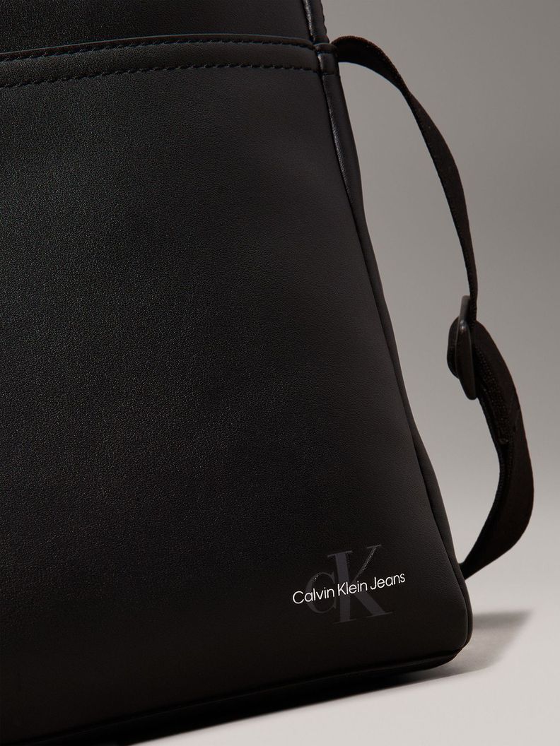 Bolso Reporter Monogram Soft 22 Negro Calvin Klein-3