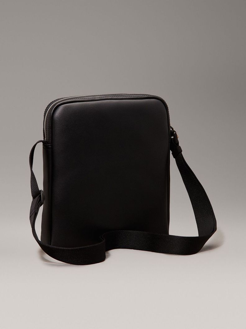 Bolso Reporter Monogram Soft 22 Negro Calvin Klein-4