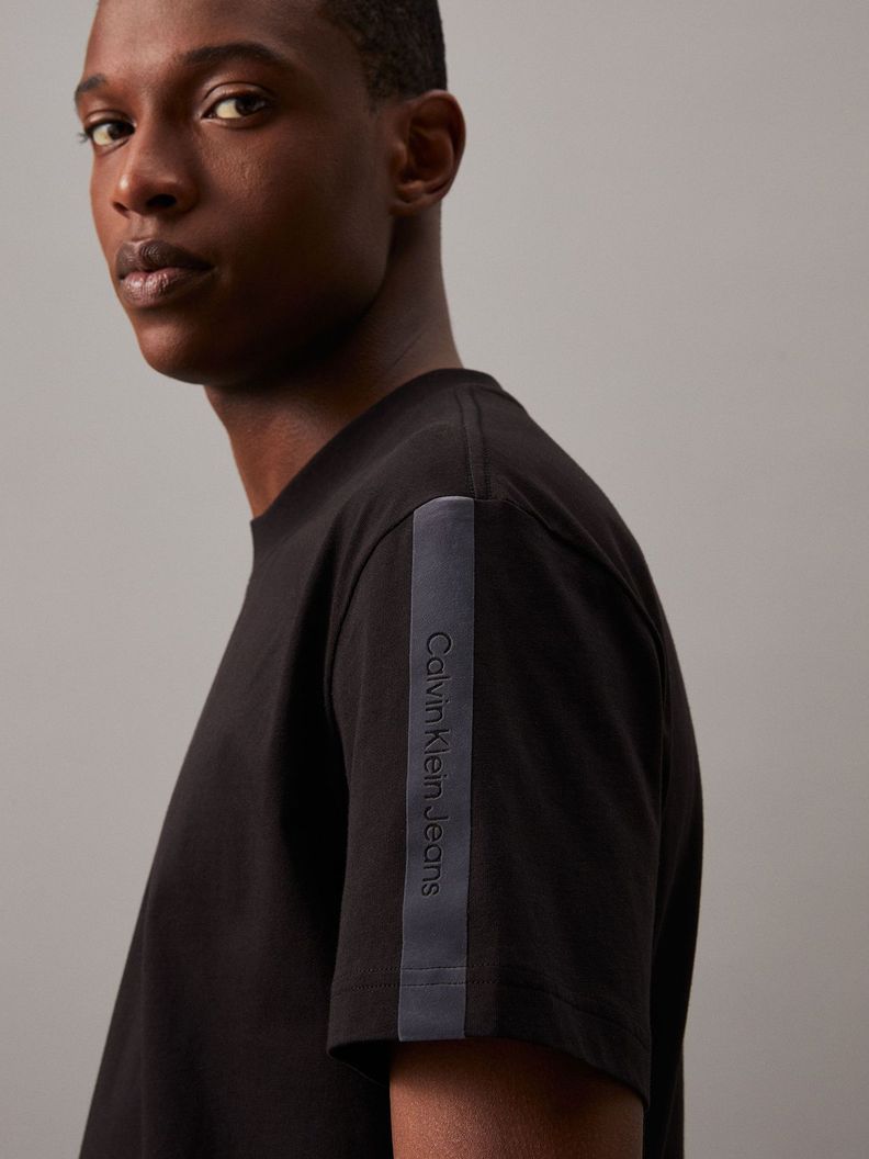 Polera Logo Tape Negro Calvin Klein-3