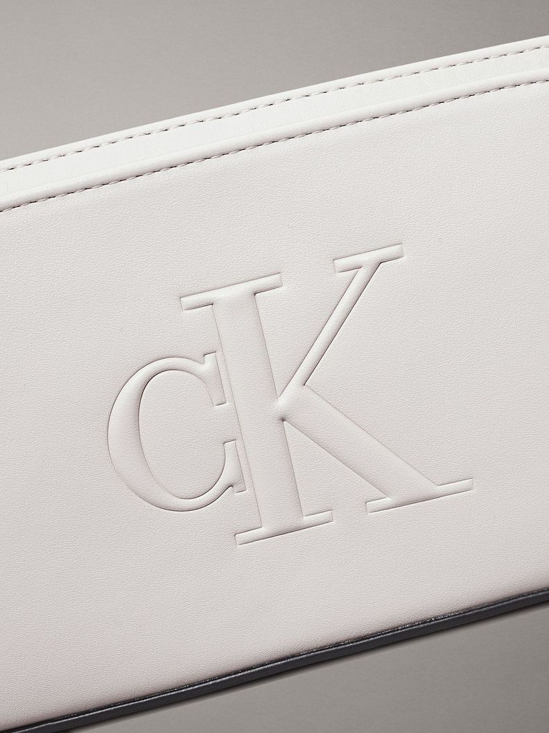 Cartera Sculpted Pouch Blanco Calvin Klein-3