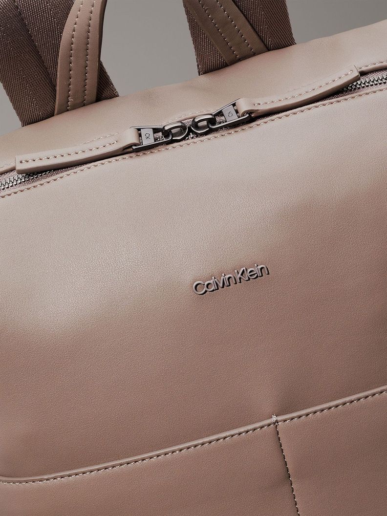 Mochilas Clean Essential Beige Calvin Klein-3