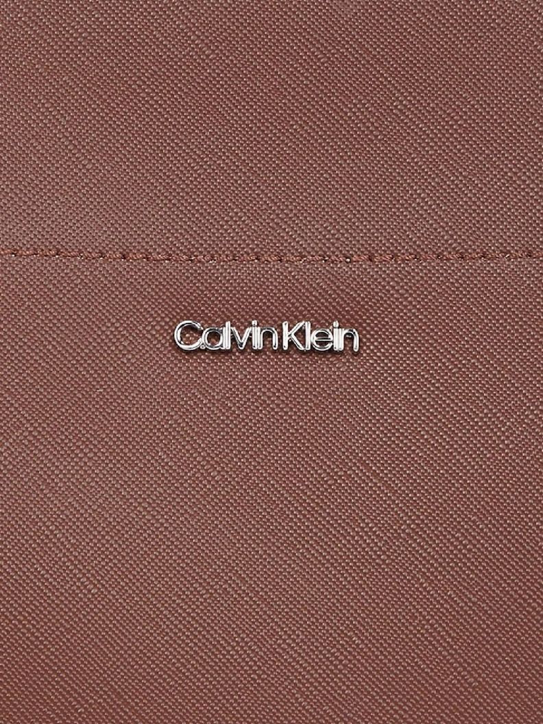Cartera Tote Business Saffiano Café Calvin Klein-3