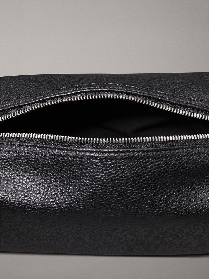 Neceser Logo Emboss Dopp Negro Calvin Klein-2