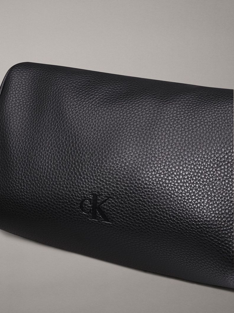Neceser Logo Emboss Dopp Negro Calvin Klein-3