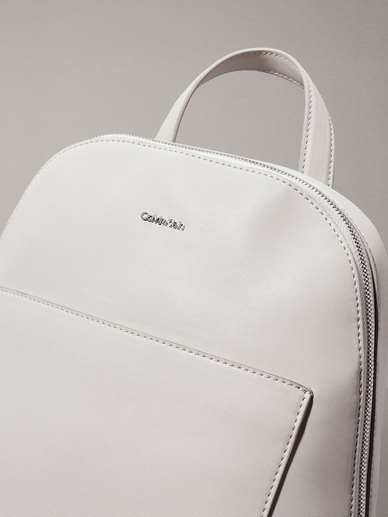 Mochila CK must Dome Blanco Calvin Klein-2