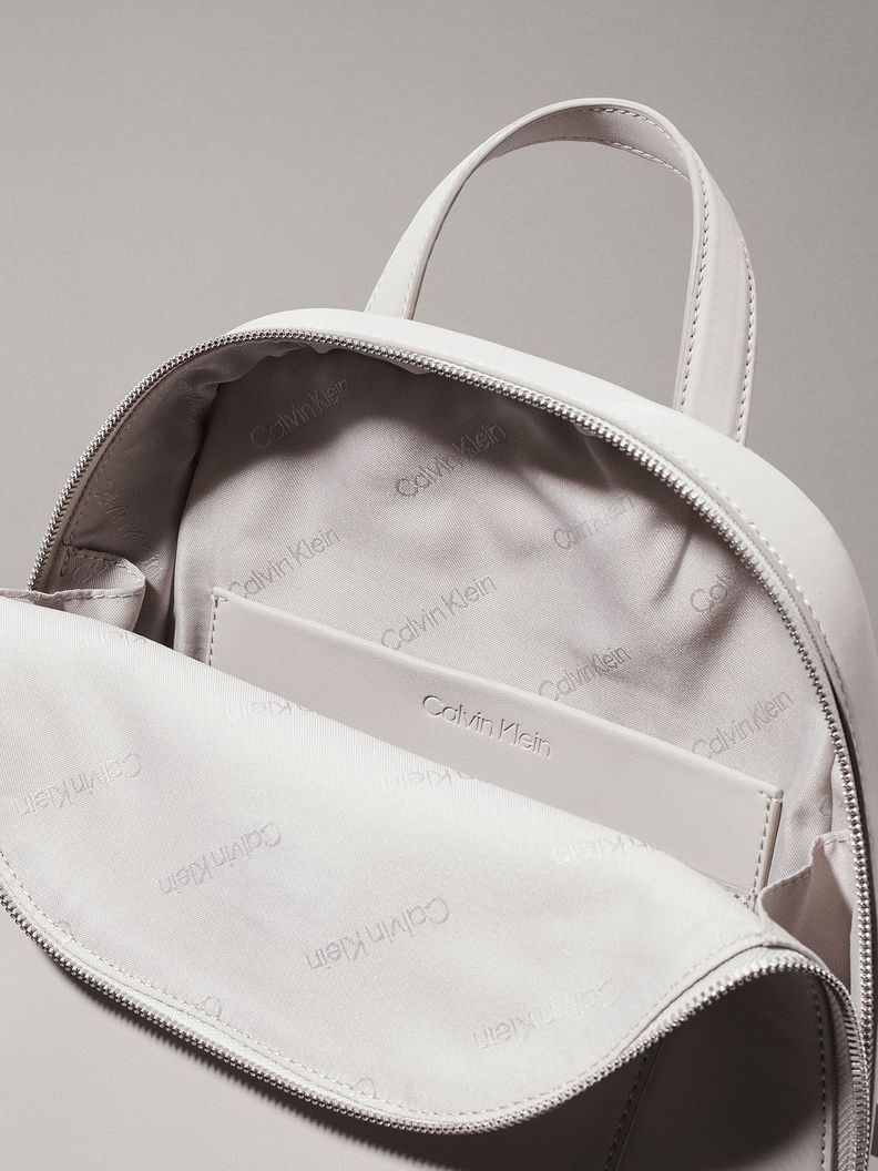 Mochila CK must Dome Blanco Calvin Klein-3