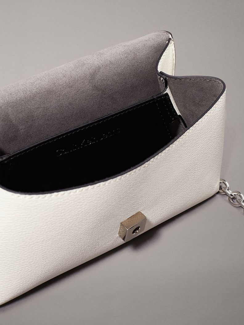 Cartera Minimal Monogram Blanco Calvin Klein-3