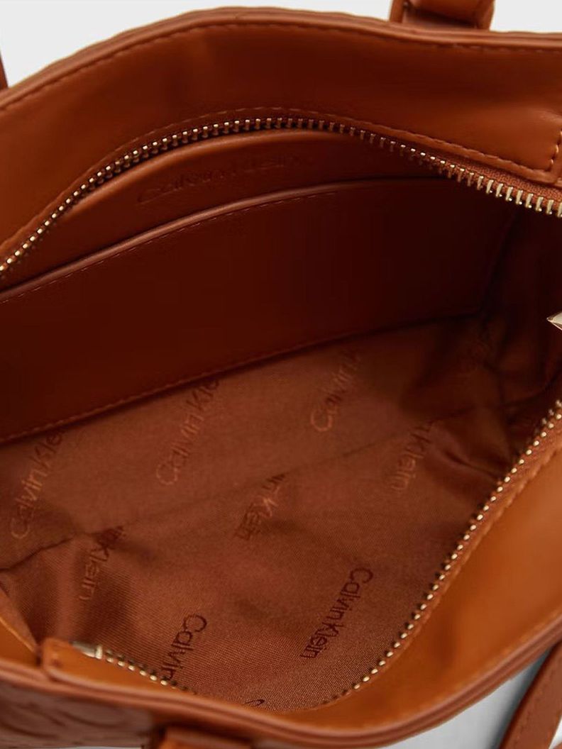 Cartera Mini Tote Embossed Café Calvin Klein-2