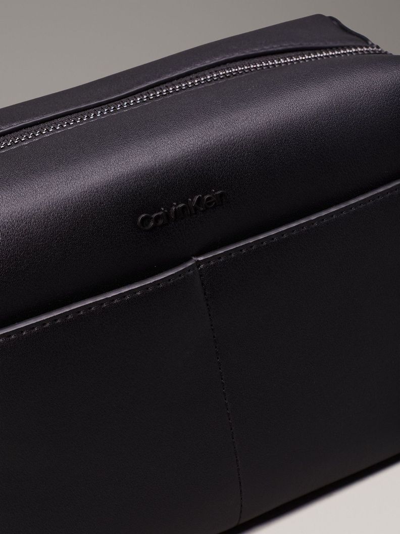 Neceser Essential Negro Calvin Klein-3