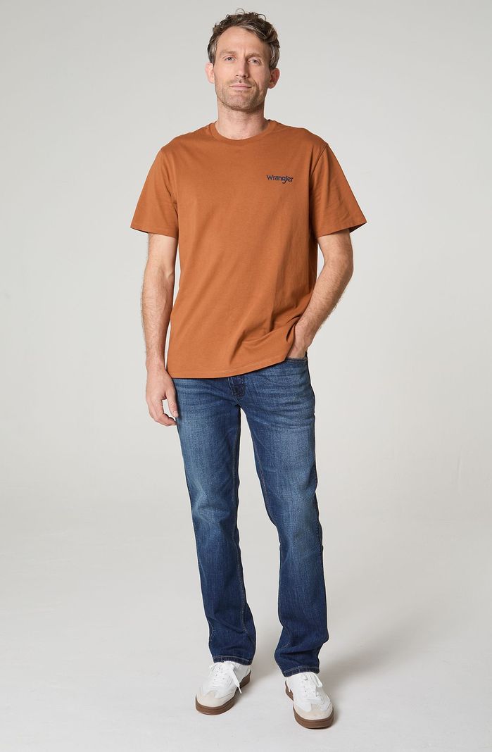 Polera Hombre Cuello Redondo Con Estampado En Espalda Regular Fit 100% Cotton