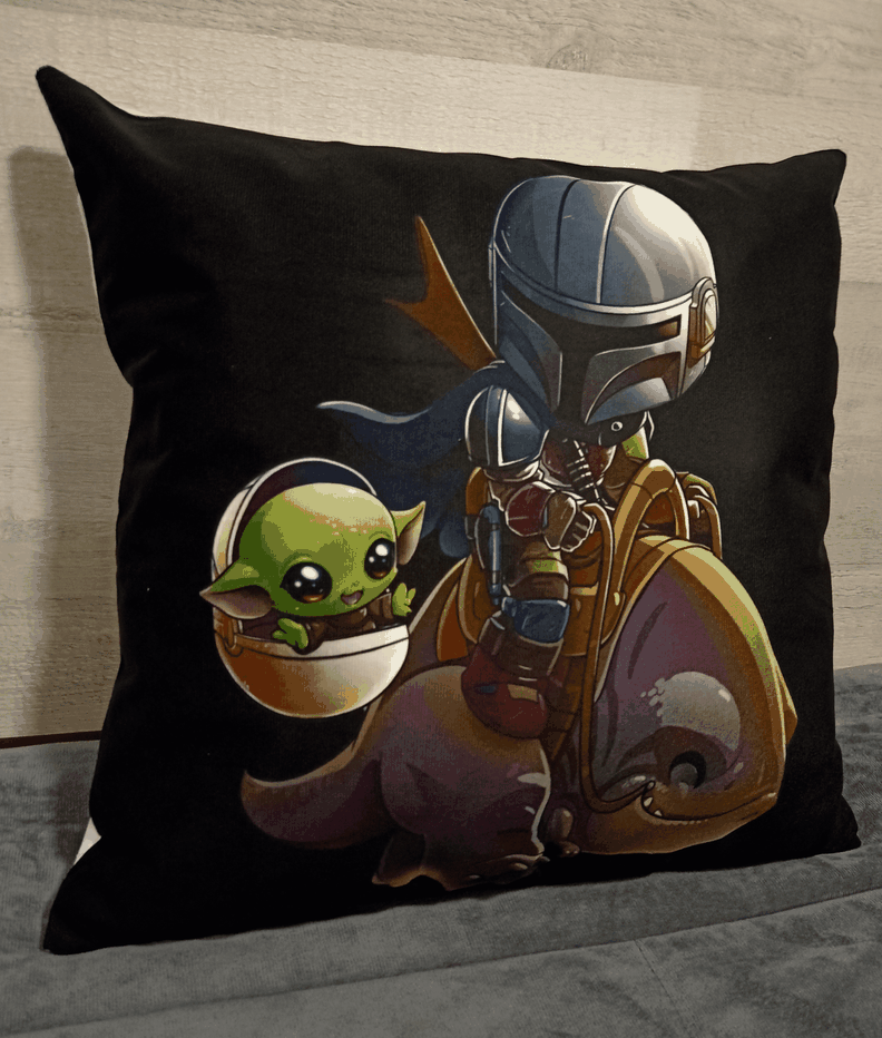 Cojín Felpa 45x45 cm Baby Yoda Y Mandaloriano Negro Extra Suave -1