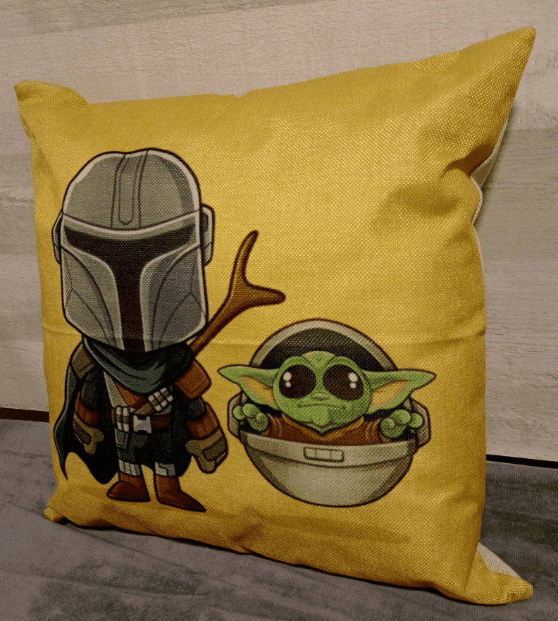 Cojín Felpa 45x45 cm Baby Yoda y Mandaloriano Beige Extra Suave -1