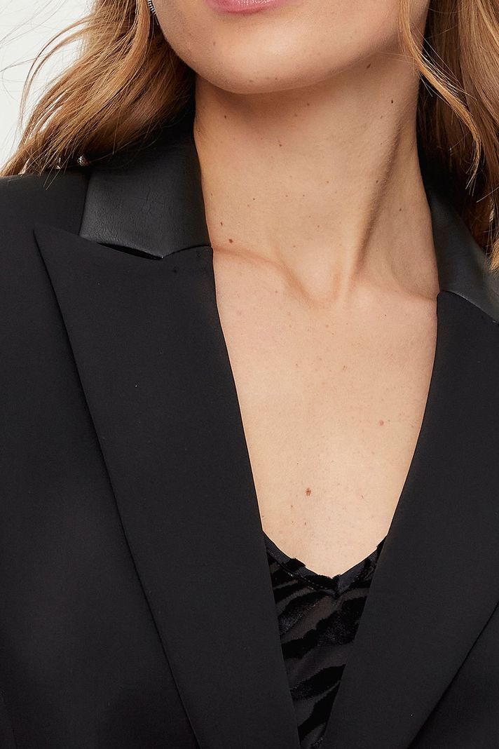 Blazer Liso Negro iO 16020224005102-4
