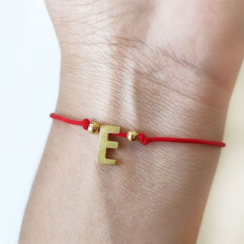 Pulsera Letras  E Cordón Rojo Enchapado Oro 18K-1
