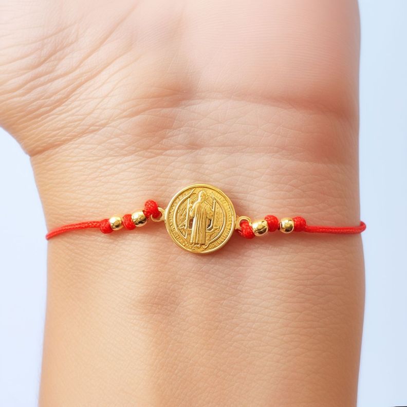 Pulsera San Benito Bolitas Enchapado Oro 18K Cordón Rojo-2