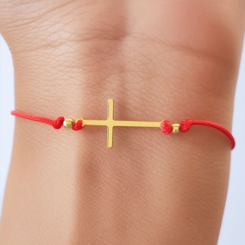 Pulsera Cruz Plana Enchapado Oro 18K Cordón Rojo Ajustable-2