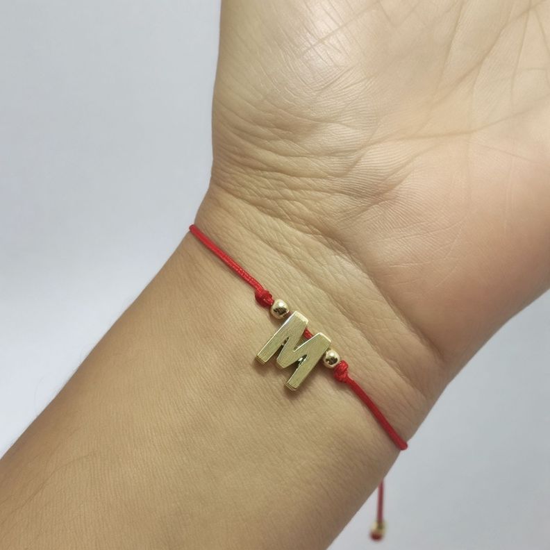 Pulsera Letra M Cordón Rojo Enchapado Oro 18K-1