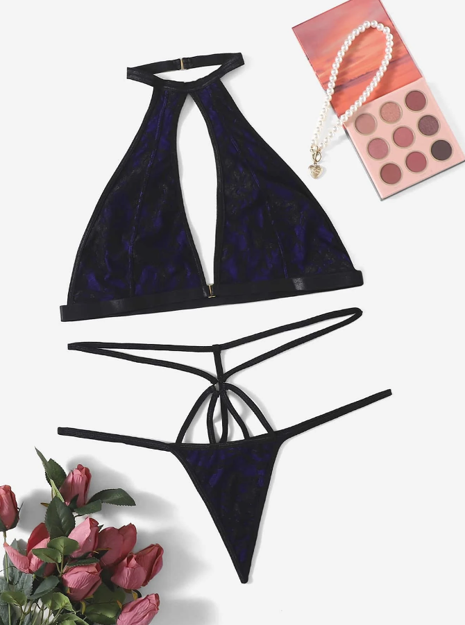 Set de Lencería Negro con Aberturas y Tanga en V -2