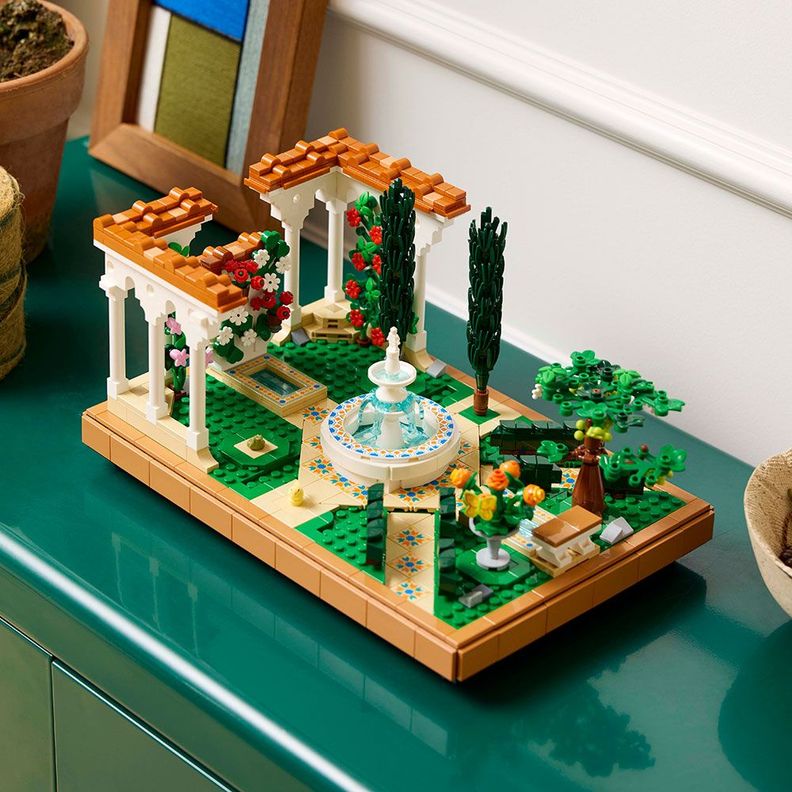 LEGO Jardín con Fuente (10359)-4
