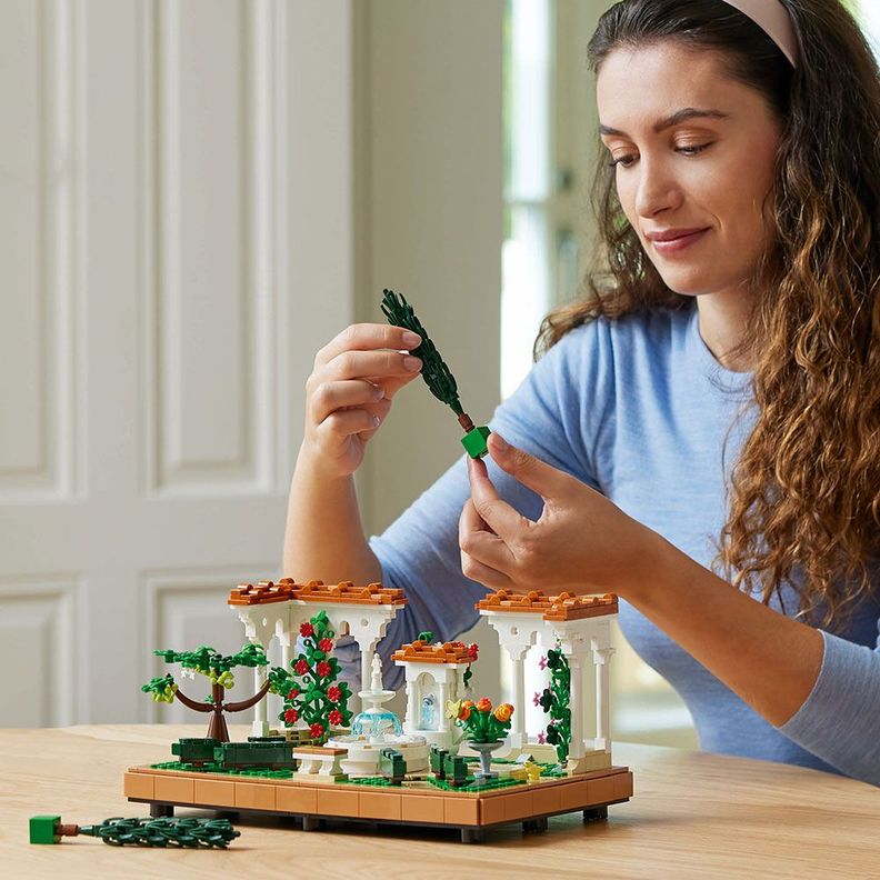 LEGO Jardín con Fuente (10359)-5
