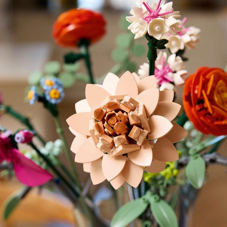 LEGO Ramo de Flores Fantasía en Rosa (10342)-4