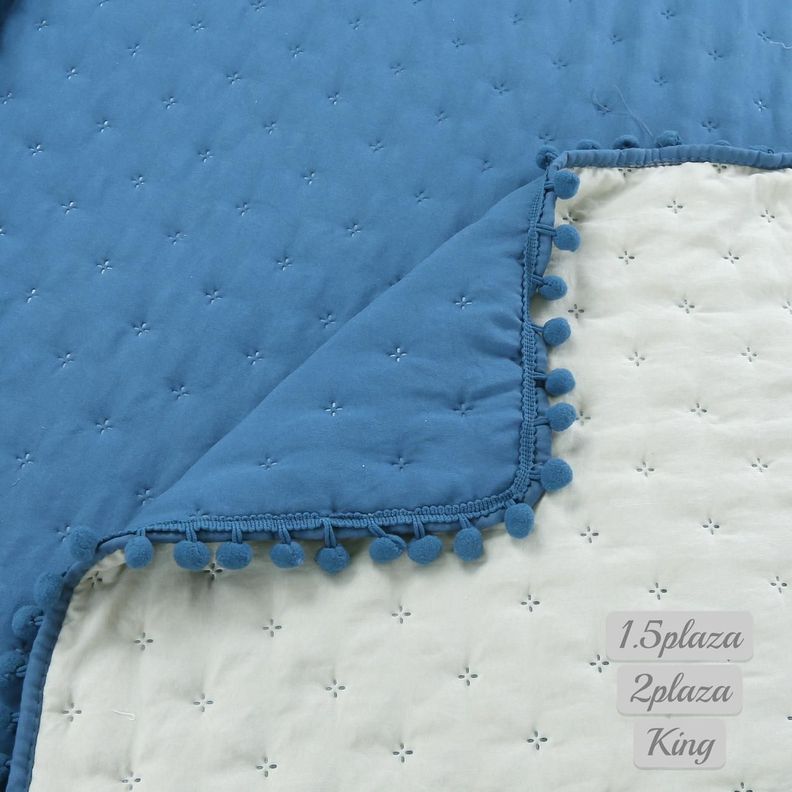 CUBRECAMA QUILT DE ALGODON CON POMPONES 2 PLAZAS-2