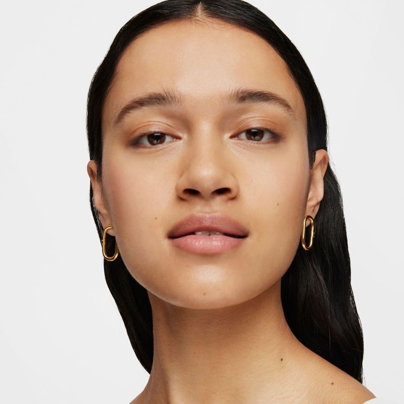 Pendientes cortos con baño de oro 18 kt sobre plata Hold Oval-4